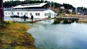 Återkommande problem. Så här såg det ut i Gamleby häromdagen. Fastighetsägarna närmast viken hade tvingats att göra fördämningar för att inte drabbas av översvämningar. På Västerviks kommun befarar man att problemen kan bli återkommande på grund av samhället sjunker ner i viken.Arkivbild: Hans Brandin