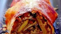 Turkisk deg. Filodeg är en urgammal tradition med rötter i Turkiet. I dag hittar man den i de flesta välsorterade livsmedelsbutiker. En synnerligen användbar import. På bilden ses  äppel- och ricottafylld filodeg.Foto: Monika Gottfridsson