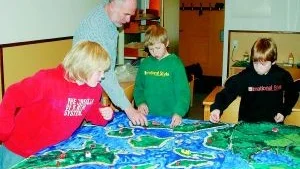 Skärgårdsmodell. Lärare Peter Lokrantz arbetar med eleverna Herman Blomkvist, Daniel Karlsson och Ronnie Andersson.