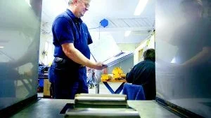 Redo för världen. Gert Grönlund på Tryckluftsteknik har redan sålt laboratorieugnar som används i Kina,  Ryssland och Sydafrika. Han tror dock att exportförsäljningen kan bli änu större. Foto: Anders Steiner