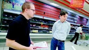 Säker mat. Livsmedelsinspektörerna Jan Ekelin och Håkan Telander vill ge konsumenter tips om hur man undviker matförgiftning. Därför besöker de livsmedelsbutiker i Västervik i dag, tisdag.  Foto: ANDERS LILJEGREN