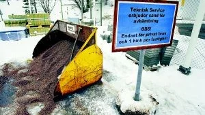 Försvinner. Gratis sand för avhämtning har det funnits på kommunens materialgård även kvällstid. Men nu är det slut med det eftersom servicen har missbrukats av bland annat större företag i Västervik.Foto: anders steiner