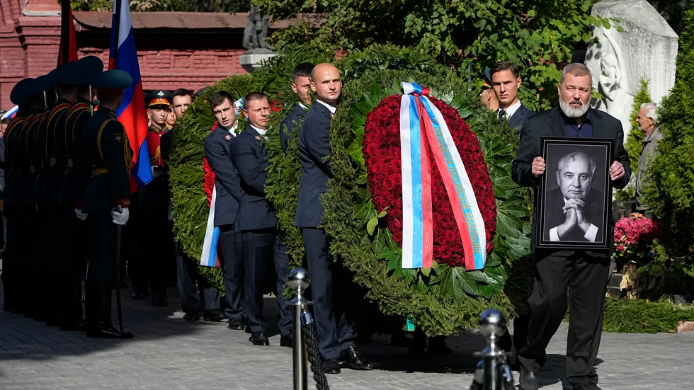 Gorbatjovs kista fördes in på kyrkogården i procession, ledd av Dmitrij Muratov. Muratov har tilldelats Nobels fredspris för sitt arbete med den oberoende tidningen Novaja Gazeta, som Gorbatjov var med och startade.
