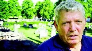 Kyrkvaktmästaren går i pension. Under Lennart Karlssons tid har sammanslagningar skett i pastoratet och en ny förbereds: - Jag var emot sammanslagningen av Gladhammar, Västrum och Törnsfall först, men jag har sett att det har gett fördelar. Ekonomin har blivit bättre, nuförtiden ställs det flera och större krav på församlingar och dem kan vi bemöta när vi nu är fler. Men jag är ändå rädd att vi tappar engagemanget i församlingen, om det blir ett stort pastorat även här i den södra kommundelen. Vi blir en församling efter nyåret, och då måste vi göra något bra av det.