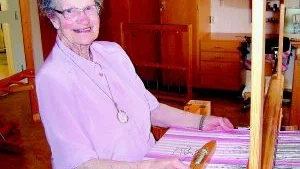 Tora Nilsson fyller 95 år i dag. Att väva, sticka och baka bullar är trevliga sysselsättningar för den alerta Hjortedsbon.                                                                                                                                               FOTO: MARGARETA LJUNGBLAD