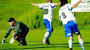 Jubel i Gunnebo. Johan Karlsson, nr 20, och Daniel Fältsjö firar efter att Johan gjort ett av sina tre mål. Smedbys målvakt Peter Olausson kan bara konstatera faktum.                                                                                                                                                                                                                                        Foto: MATILDA AHL