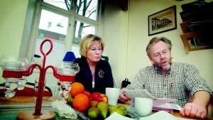 Bottenlöner. Löner i Västervik släpar efter konstaterar Berit Thall och Anders Johansson på fackförbundet Kommunal i Västervik. Bland medlemmarna finns flera yrkesgrupper där lönerna ligger i bottenskiktet i en länsvis jämförelse. Vårdbiträden i Mönsterås tjänar exempelvis  2 000 kronor mer i månaden än kollegor i Västervik. Foto: ANDERS  LILJEGREN