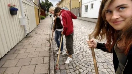 Micaela Fridell, David Garlén och Helena Ingvarsson, sommarjobbade åt kommunen förra året. De fick bland annat rensa ogräs. Arkivbild: Elin Lundholm
