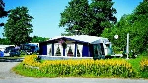 Billigt att campa. Om man vill åka iväg på semestern utan att det kostar mycket, är det billigast att tälta på en camping. Då kan man få en vecka för 5 420 kronor.Foto: Michael Skoglund/Scanpix