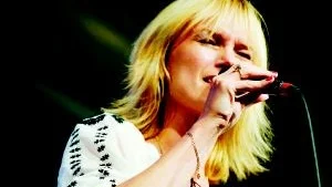 Skönsjungande sångfågel. Folkkära Cajsa-Stina Åkerström gästar ofta Visfestivalen. Nu kommer hon till Blackstad för en mindre spelning. Foto: Ellen Kindstrand