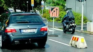 Uppmärksamhet krävs. För att hantera den ökade trafiken över Slottsbron under MC-dagarna har kommunen avdelat en särskild motorcykelfil över bron. Men under natten mot fredagen skadades en motorcyklist lindrigt i en krock vid bron. Nu har en trafikskylt satts upp. Foto: Elin Lundholm