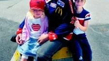 Veteran. VIK fortsätter att hårdsatsa på att gå upp i division I med den före detta SM-guldvinnaren Andreas Schultz som senast spelade i IK Oskarshamn. Här är han tillsammans med barnen Lovisa och Herman Ärleskog. Foto: Anders Steiner