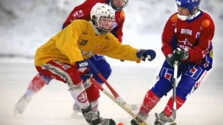 Hård kamp. Lidköpings Marc Kjellqvist samt Tjust Bandys Emil Andersson och Henrik Ilhammar i kamp om bollen i lördagens match.Foto: Anders Steiner