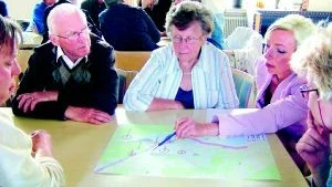 Ger förslag.  Olov och Karin Svensson diskuterar med Sara Dolk, planarkitekt på kommunen, om var ett framtida resecentrum bör ligga.