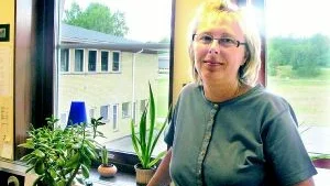 Fast tjänst. Marianne Gustafsson har fått tjänsten som biträdande rektor på Ankarsrums skola. På platsen har hon varit verksam som vikarie under ett och ett halv år och har redan hunnit omsätta sina värderingar i praktiken med fokusering på samverkan och öppet klimat.                                                                                                         Foto: MARGARETA LJUNGBLAD