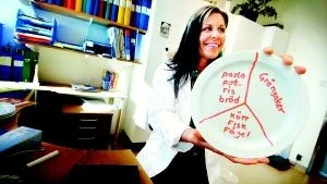 Viktigt med rätt mat. Johanna Jonasson är dietist på Västerviks sjukhus och jobbar med barn som behöver hjälp med kosten. Bland annat får de rita med en tuschpenna på en tallrik hur man ska äta.                                                                                                                                                                                 Foto: Matilda Ahl