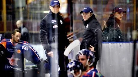 Dystra minner i VIK är det senaste beskedet efter att ersättningarna har sänkts med 80  procent. Tränarna Anders Dahl och Liam Chamberlain jobbar dock vidare.                                                                                                                                                                                                                                                                                                                                     Foto: Anders Steiner