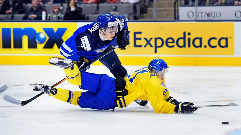 Finske Atte Mäkinen, här i kamp med William Nylander under JVM 2015, är klar för Linden liksom tvillingbrorsan Miro.