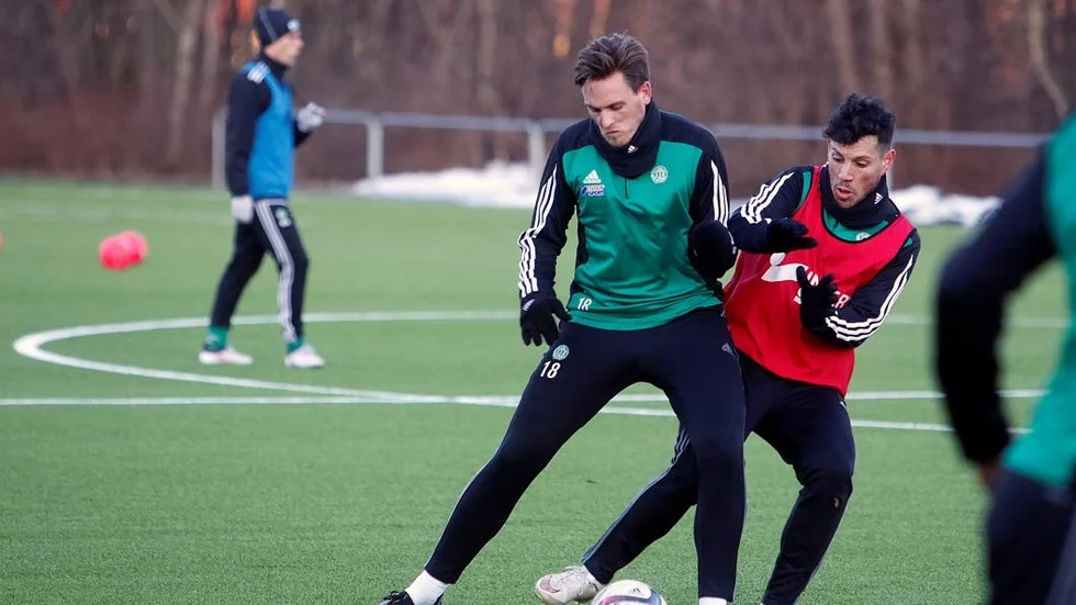 Testspelare. Brett Lietzke (t.v) testspelar med ESK. Även Rodrigo Britto "Pato" de Toledo (t.h) har tränat med laget, men finns inte med mot Vallentuna.