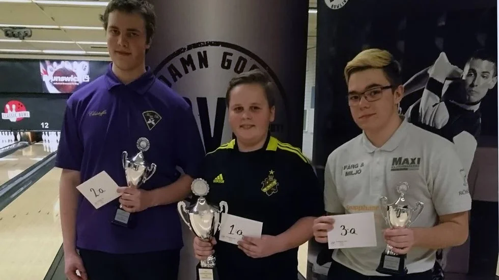 Christoffer Cranser, till vänster, efter andraplatsen på årets Junior Masters i Eskilstuna.