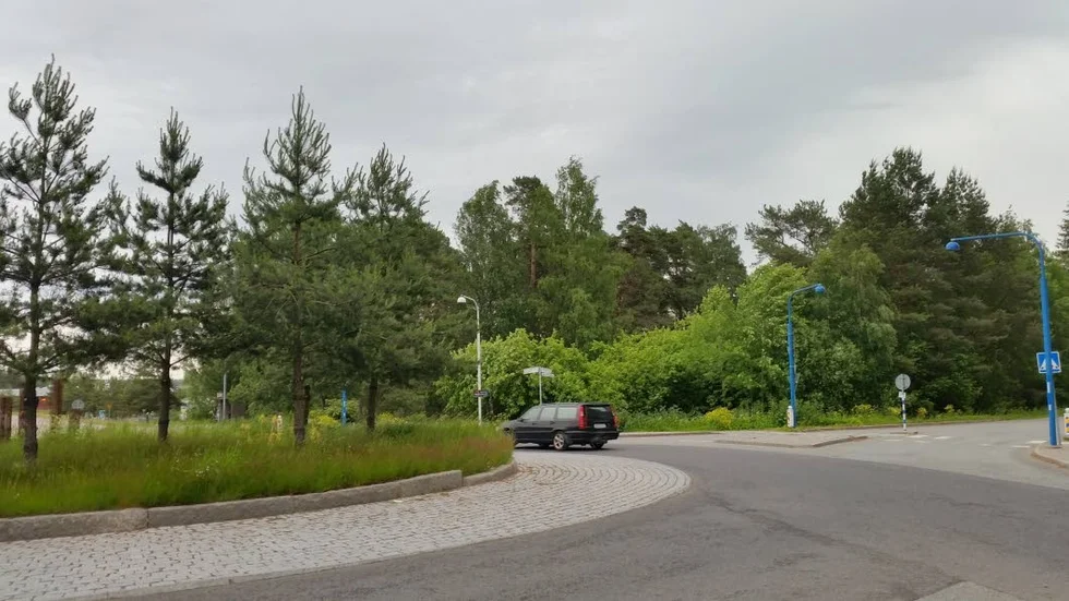 Den skogbevuxna tomten i korsningen Granitvägen-Stockholmsvägen.