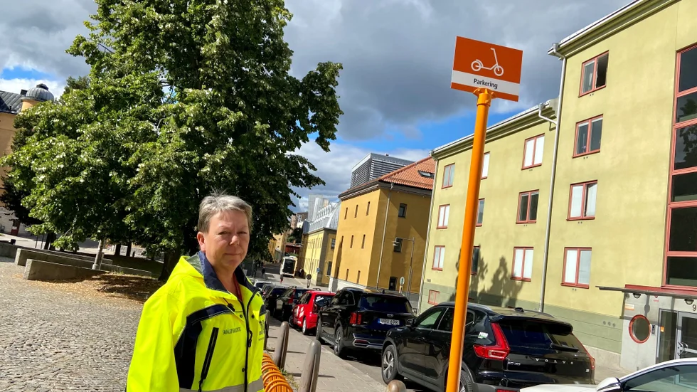 Rosita Mathiesen, trafikingenjör på samhällsbyggnadskontoret, vid en av de nya parkeringarna för elsparkcyklar. Än så länge finns det fem stycken i innerstaden men på sikt ska det finnas 40-50 stycken.