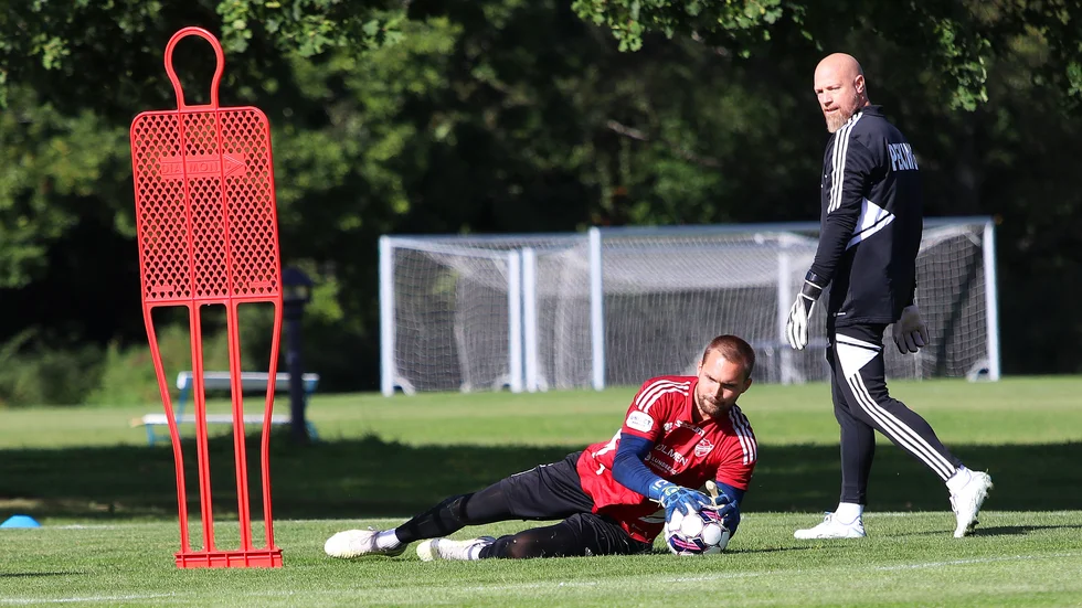 Oscar Jansson under uppsikt av målvaktstränaren Christian Tiritiello.