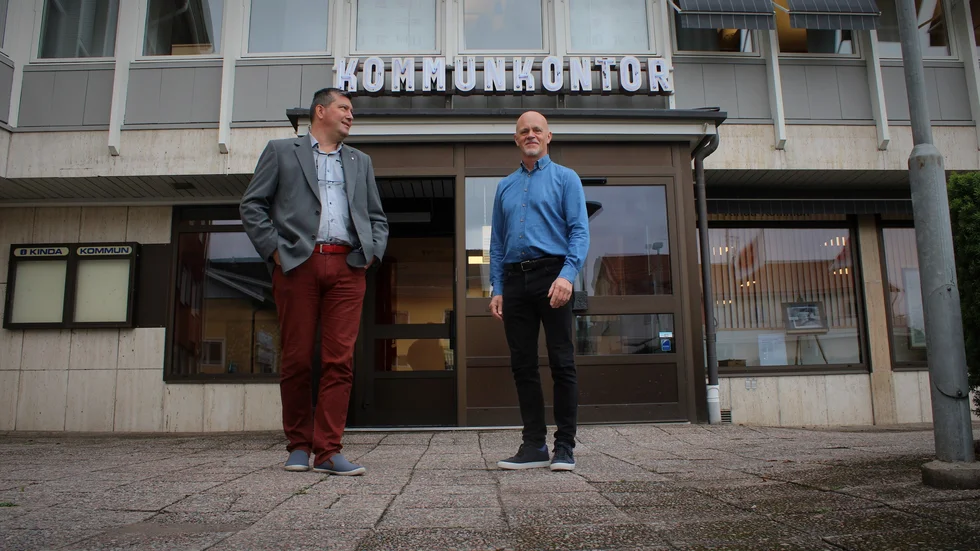 Sergei Sorokin, kommundirektör i Kinda, och Peter Utter, HR-chef i kommunen, möter upp vid kommunhuset. De ska berätta om det ärende som Arbetsmiljöverket nu avslutat, som ställde krav på åtgärder inom kommunorganisationen.