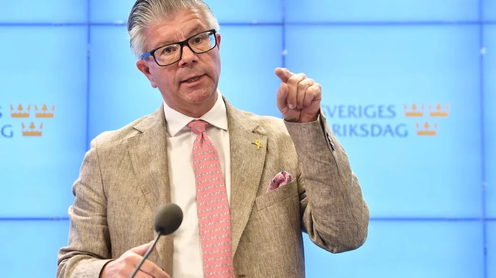 Moderaternas försvarspolitiska talesperson Hans Wallmark presenterar en satsning på försvaret som är dimensionerad efter rådande försvarsläge.