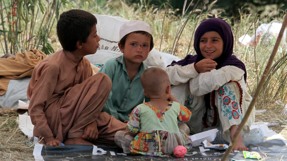 Barn som tvingats lämna sina hem vilar under ett provisoriskt tält längs vägen i Charsadda, strax norr om Peshawar i Pakistan.