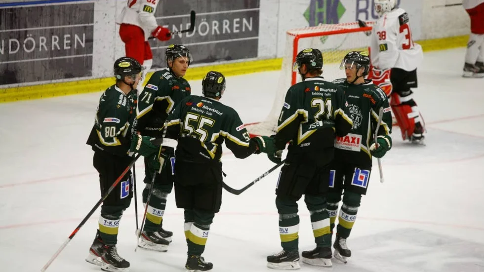 Daniel Andersson klappas om efter seger mot Almtuna med 4-3.