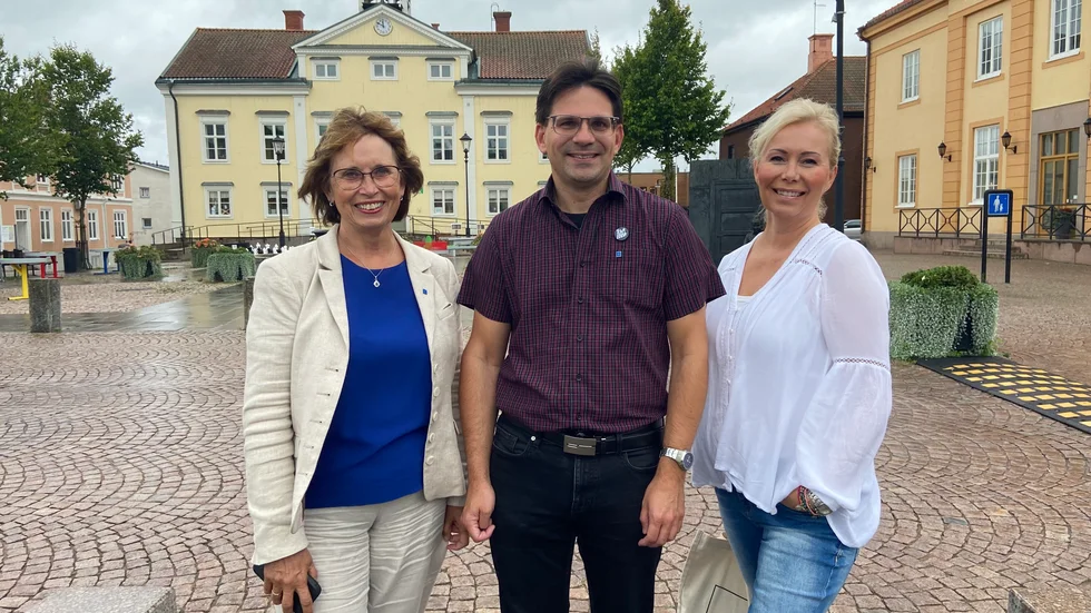 De toppar kommunvalsedeln för Kristdemokraterna i Vimmerby: Först Ola Gustafsson, tillsammans med Gudrun Brunegård till vänster som nummer två och Nina Gustafsson till höger som nummer tre.
