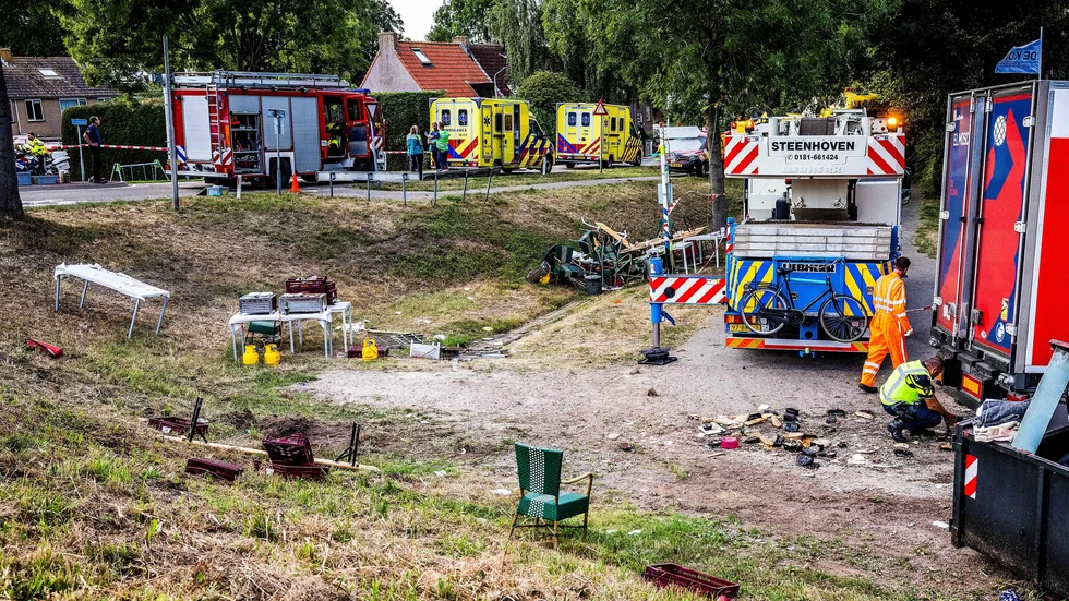 Räddningstjänsten arbetar på platsen för lördagskvällens olycka där minst sex människor dog i en by utanför Rotterdam.