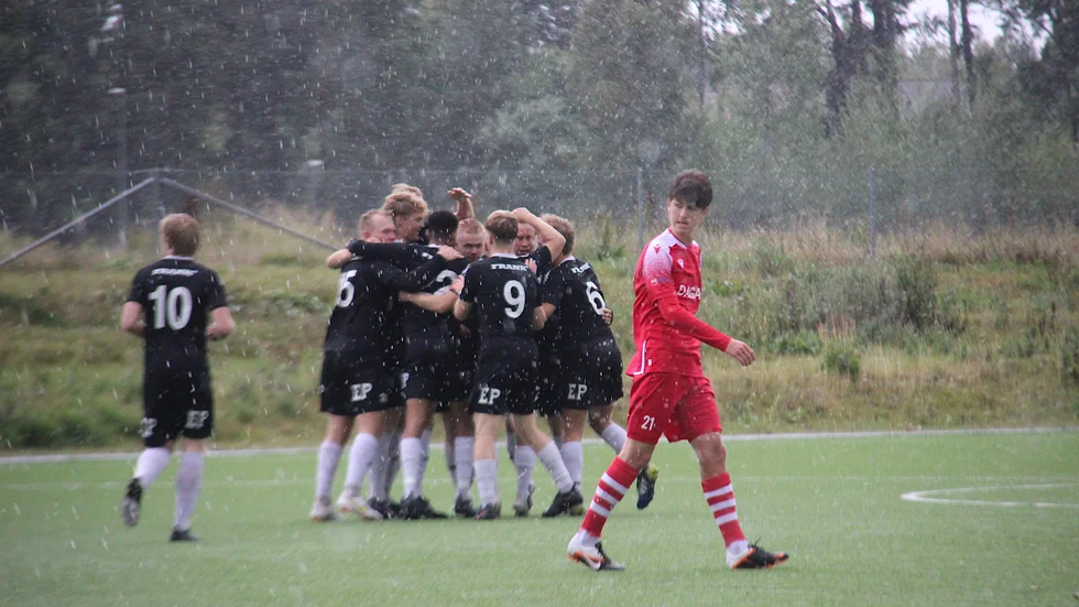 Andreas Larsson kramas om efter 2-1-målet i början av den andra halvleken. Regnet öste ned i alliansderbyt mellan gästande Fanna BK och hemmalaget Håbo FF på Futurum i Bålsta.