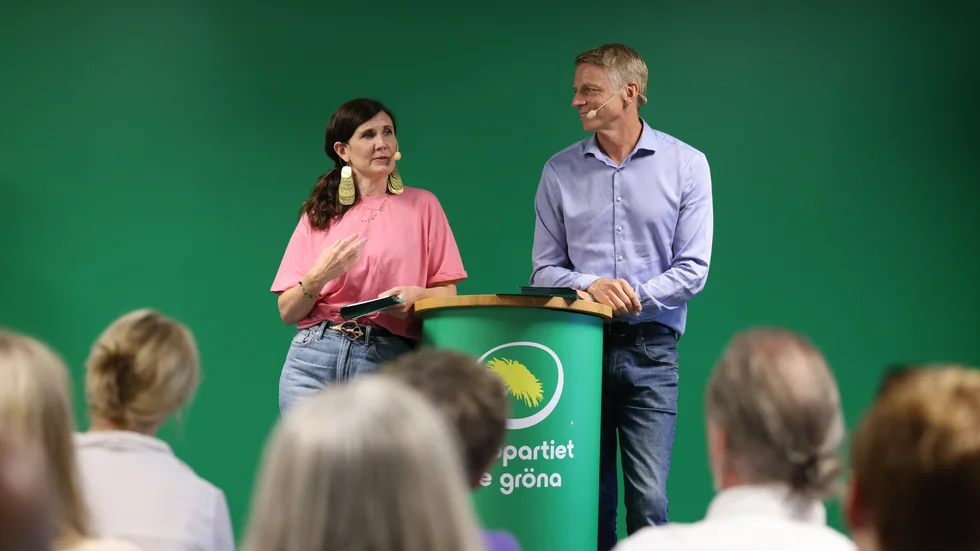 Miljöpartiets språkrör Märta Stenevi och Per Bolund under sommartalet på partikansliet i Stockholm.