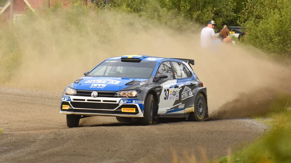 Christoffer Haglund kör verkligen så det ryker just nu. Det blev seger i Laxårallyt i helgen, en täving som ingår i Svenska Rallycupen. SMK Nyköpingsföraren leder därmed cupen totalt.