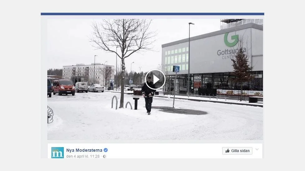 Bild från Moderaternas film där en Uppsalapolis medverkar iförd uniform och kör runt i polisbil.