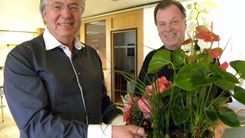 Vd Ulf Åberg överlämnade blommor när Conny Johansson avtackades efter 35 år på Totebo AB.