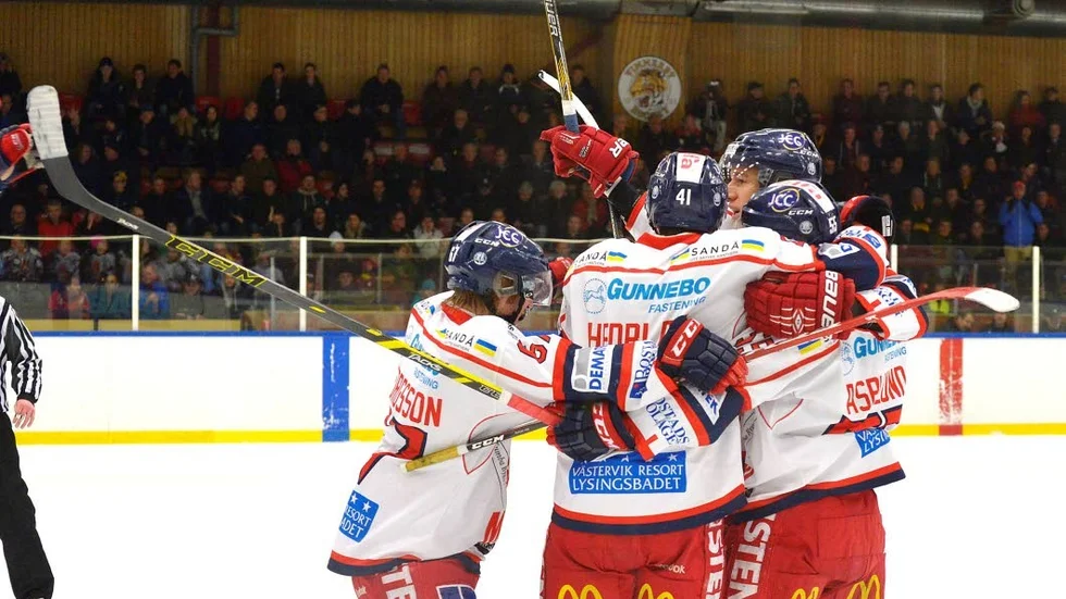 Derbyjubel. VIK-spelarna fick äntligen jubla mot Vimmerby