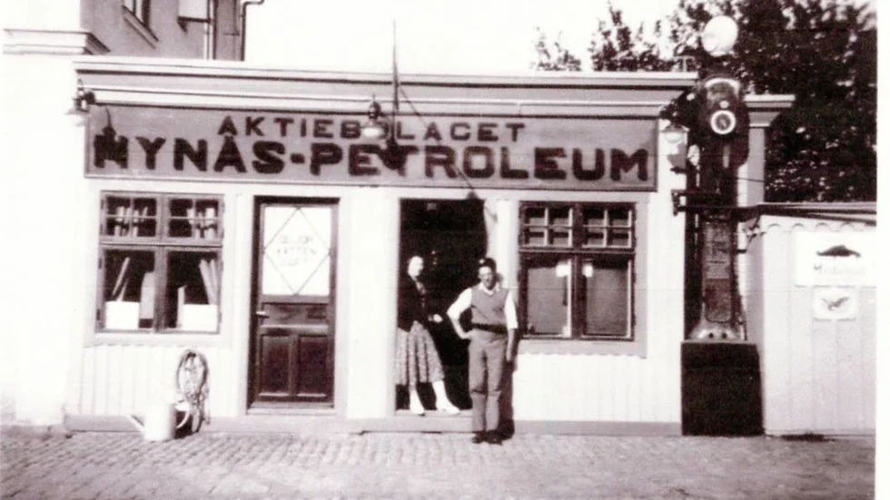 Västerport. Bensinmacken låg vid Bredgatan 13 där vi i dag hittar varuhuset Västerport.