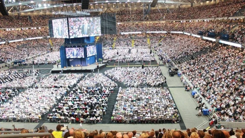 Sammankomst. Över 50 000 besökte Friends arena under söndagen. Det är fler personer än som såg Zlatan Ibrahimovic göra fyra mål mot England i november 2012.