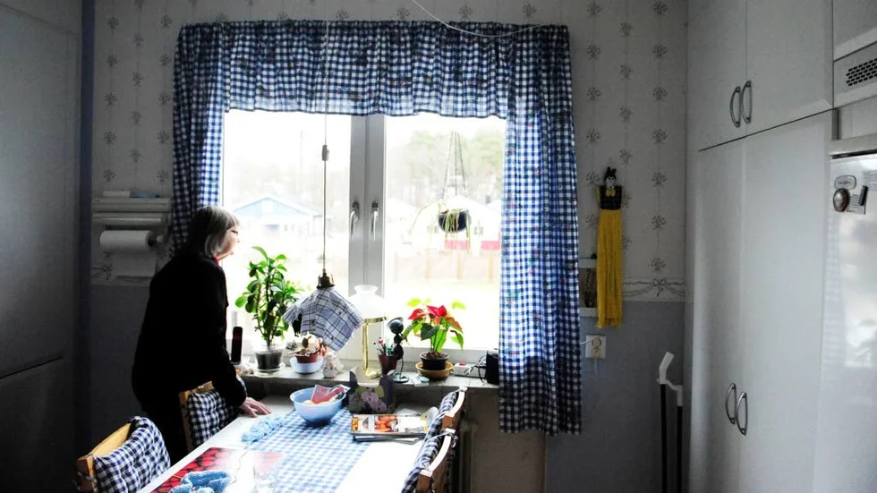 INSTÄNGD. Eva Jonasson lider av kronisk smärta orsakad av ledgångsreumatism. Hon har svårt att komma ut och ner för trapporna till sin lägenhet. Trots det ser hon positivt på tillvaron.