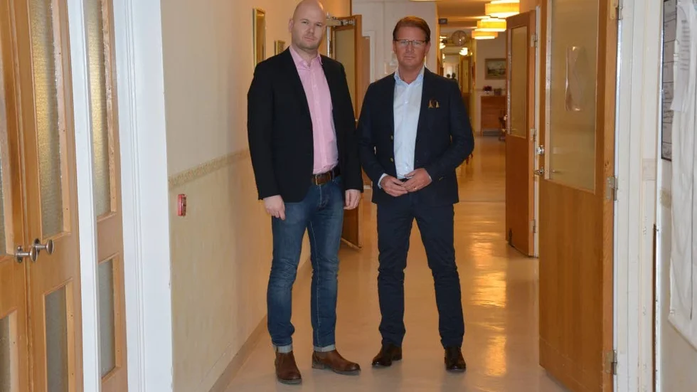 På besök. Moderaterna Jon Sjölander och Harald Hjalmarsson besökte Dalsgården på fredagen för att få en bild av verksamheten.