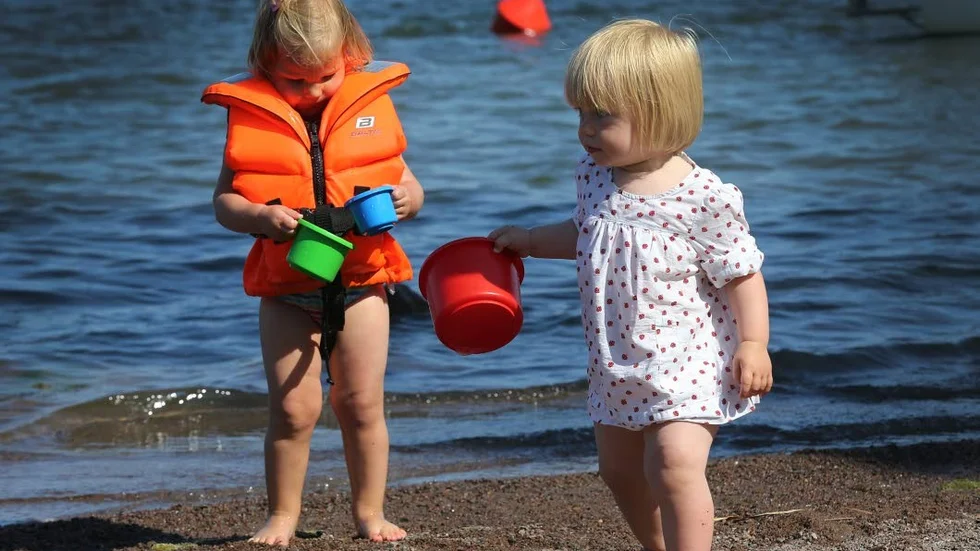 Badliv.  Majken Ståhl och Lizette Avén har det gott i solen vid Breviksbadet.