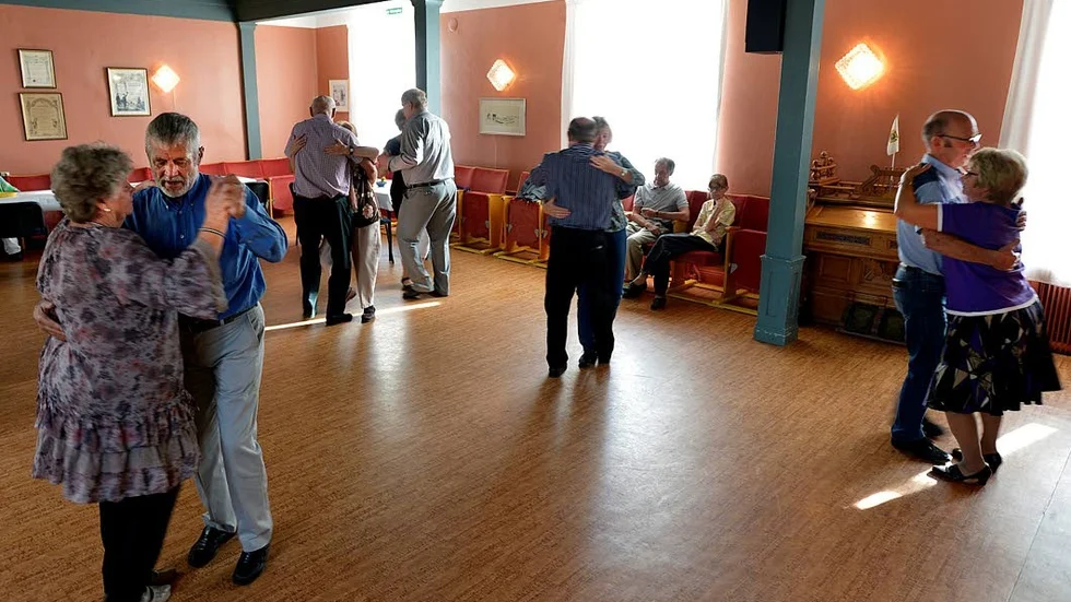 Dans. Dansgolvet fylldes upp mer och mer ju längre tiden gick. Tedansen verkar bli en välkommen tillställning i IOGT-NTO-lokalerna.