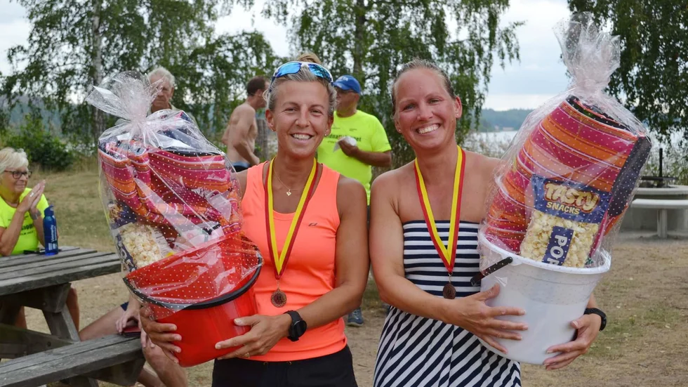 Segrarna Sandra Leonardsson och Carolina Lindvall sprang i mål hand i hand efter sju kilometer i Kyrkloppet.