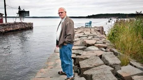 - Det var här motorbåtarna kom farande. En av dem körde medvetet över en svan, berättar Bertil Johansson som har sin tomt intill Gränsö kanal vid utloppet mot Gudingen. Foto: Anders Steiner