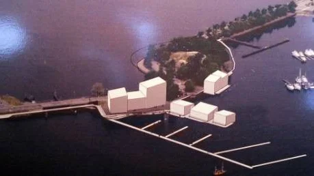 Så här tänker sig Björn Ulvaeus nya Slottsholmen, inte en utan tre byggnadsdelar. Hotelldelen blir flytande för att allt ska få plats på fastigheten i och med att bygghöjden på huvudbyggnaden har sänkts till "trädtoppshöjd".Foto: Anders Jacobsson