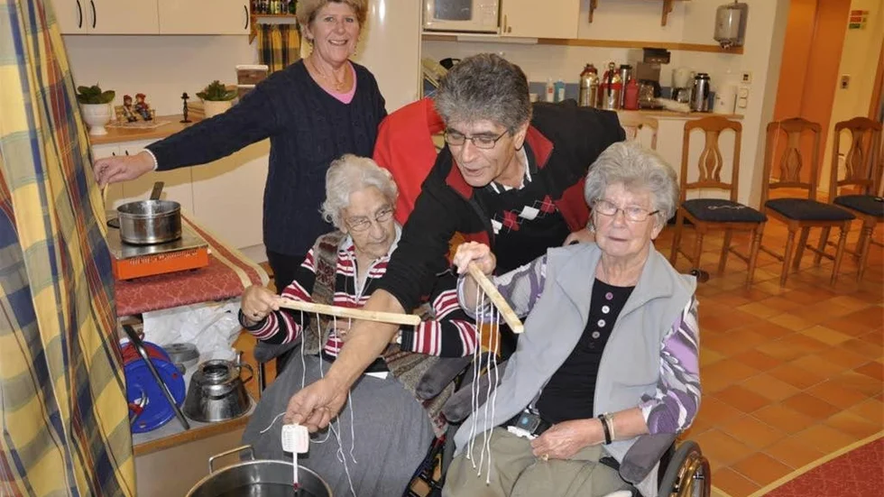 Aina Nilsson, till vänster, och Kerstin Lindqvist får hjälp med ljusstöpningen på Tjustgården av Margareta Jansson och Dimitrios "Tackis" Sahpekidis.