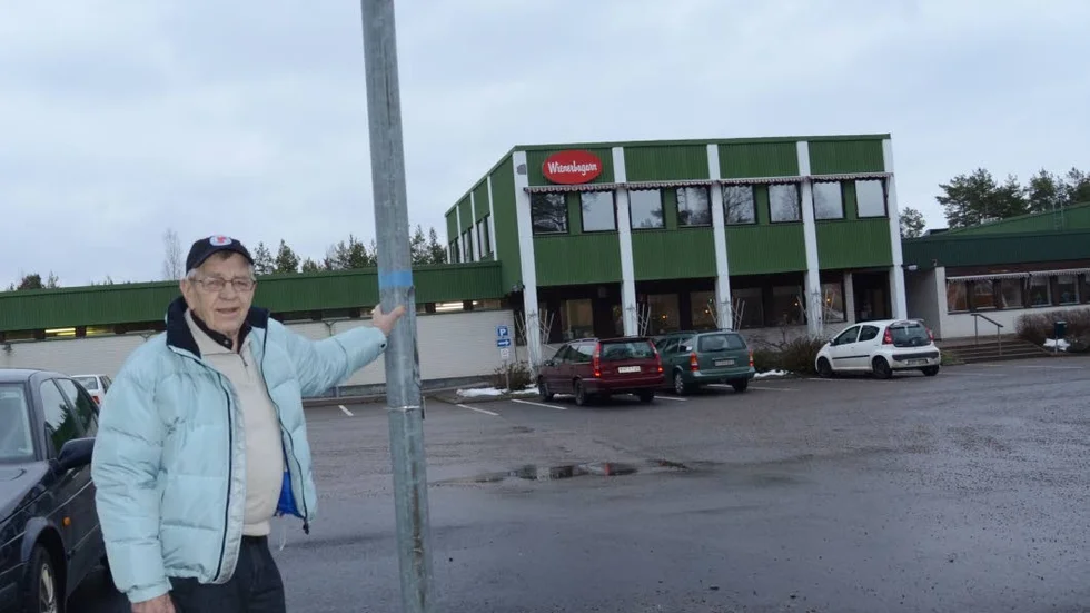Åke Strömberg vid den gata i Loftahammar som snart ska få hans namn. Bakgrunden till beslutet är ett medborgarförslag från Karl-Gustav Andersson.